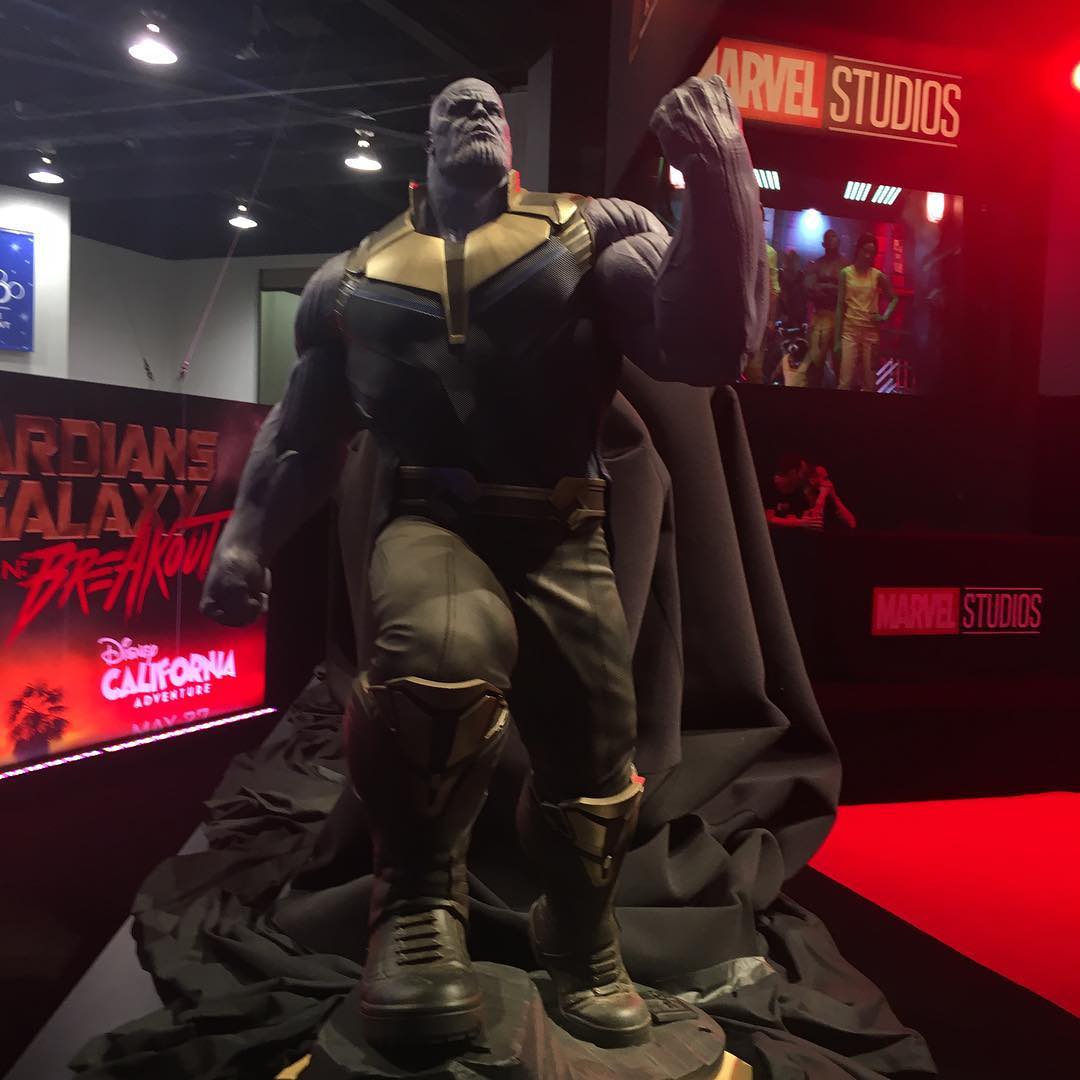 Thanos statue d23 stand