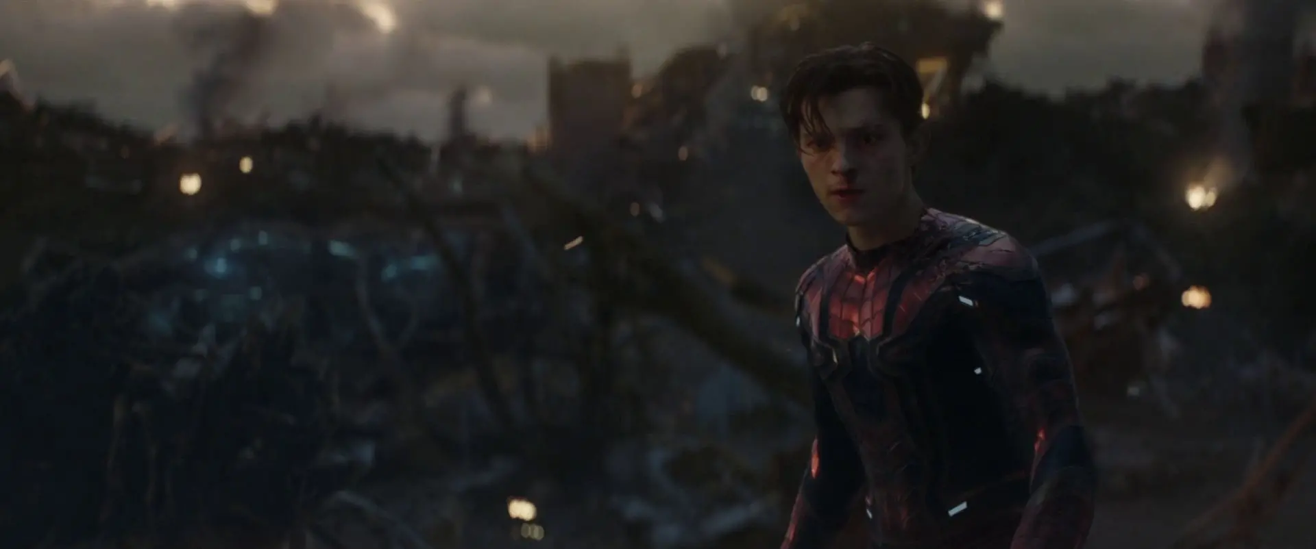 Ae parker constate que tony stark est grievement blesse