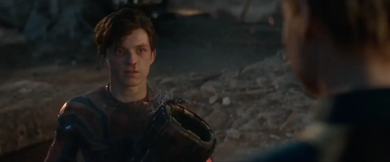 Ae parker donne le gantelet a captain marvel