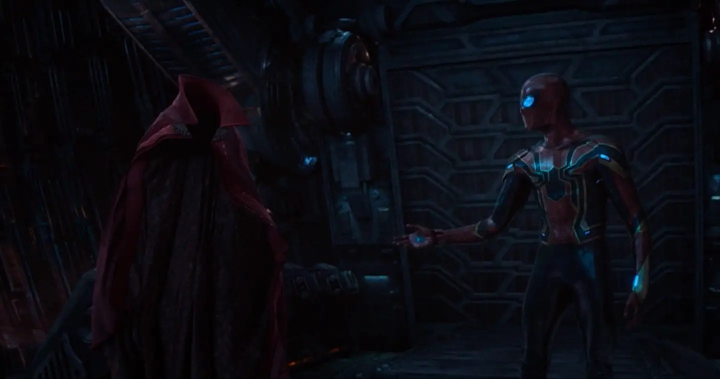 Aiw spider man salue la cape de levitation