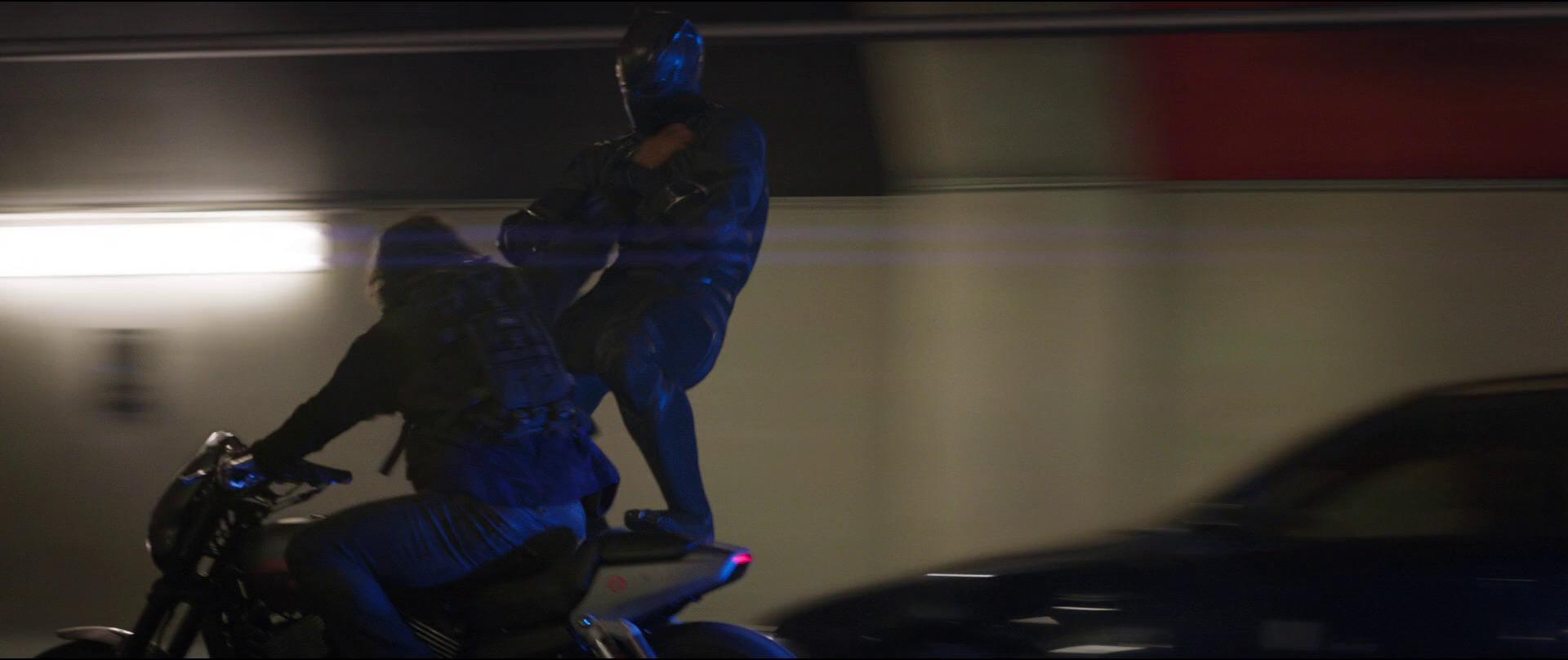 Cacw barnes retient black panther par le cou