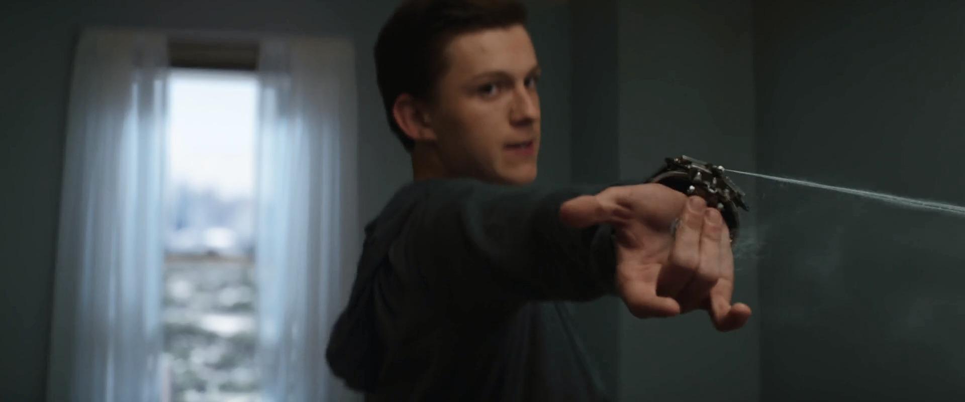 Cacw parker entoile stark a sa poignee de porte