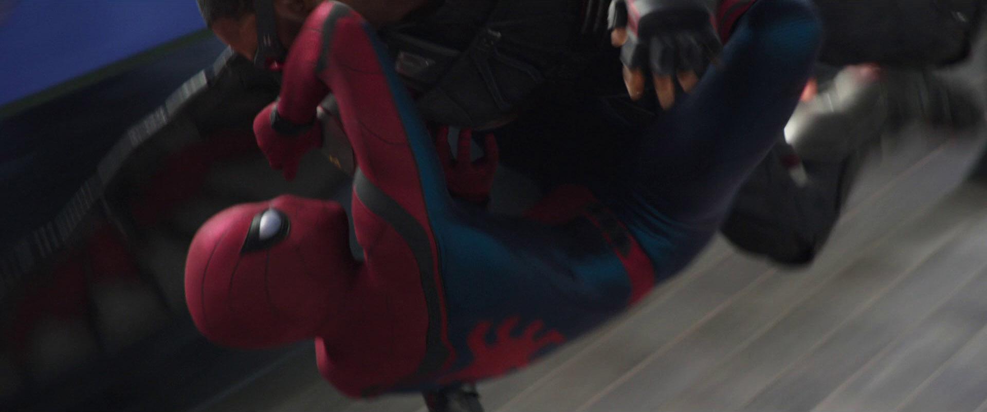 Cacw spider man agrippe falcon en plein vol