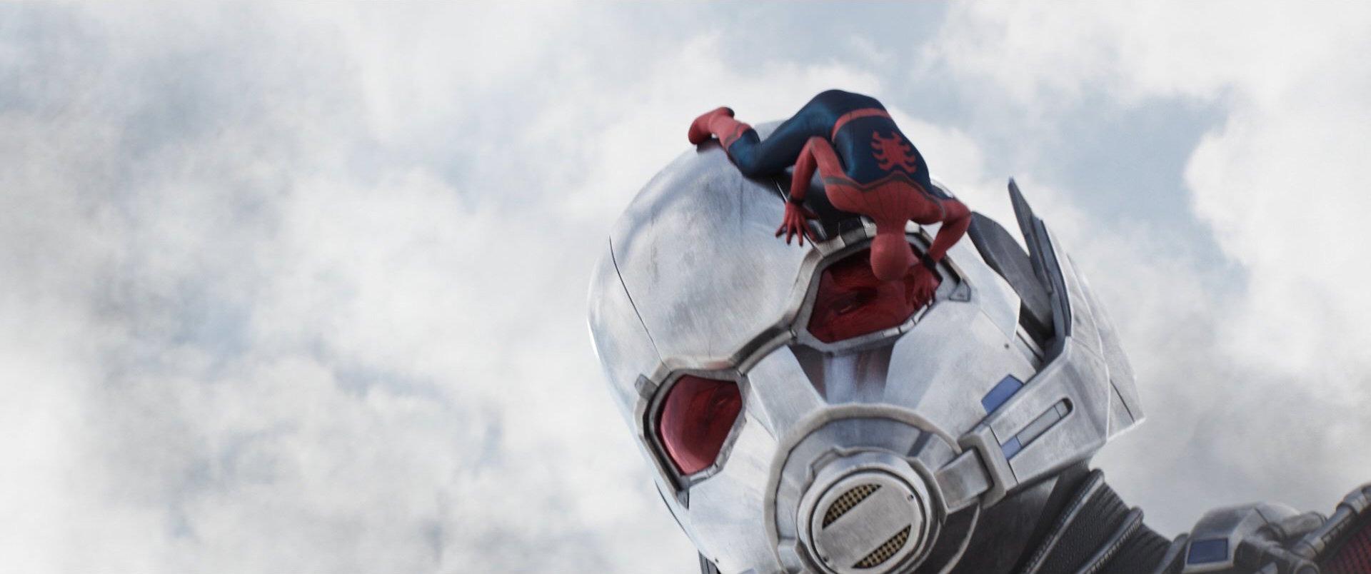 Cacw spider man escalade sur le visage de giant man