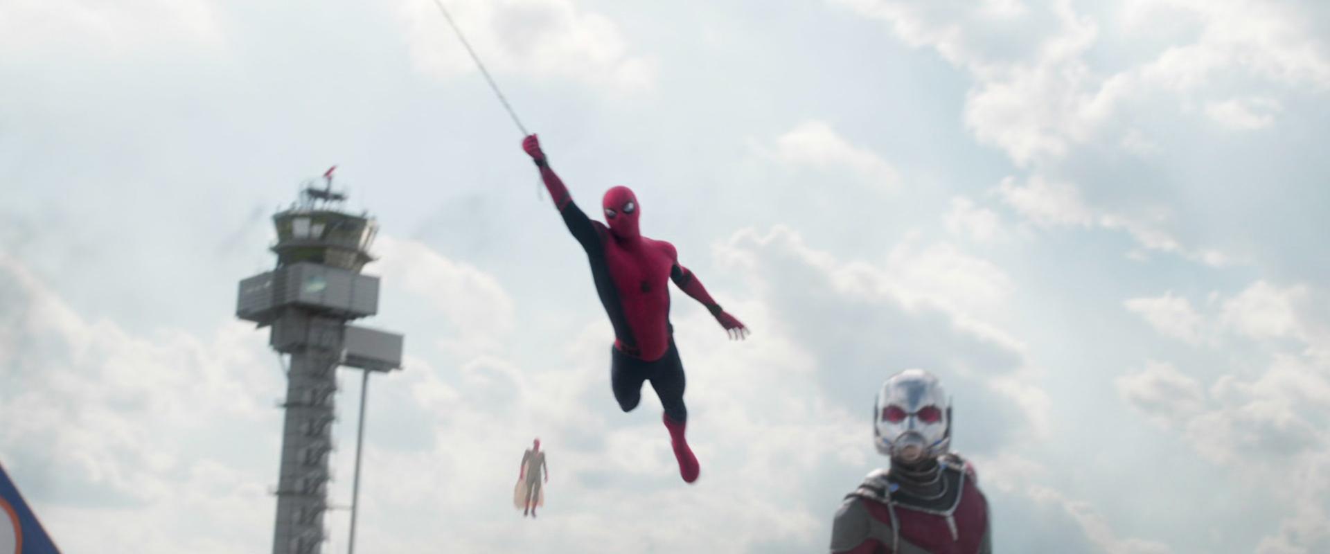 Cacw spider man part a la rescousse de war machine