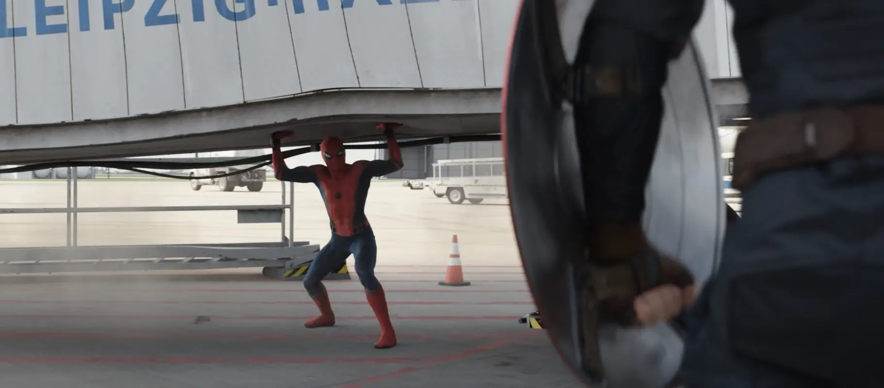Cacw spider man retient une plateforme aeroportuaire