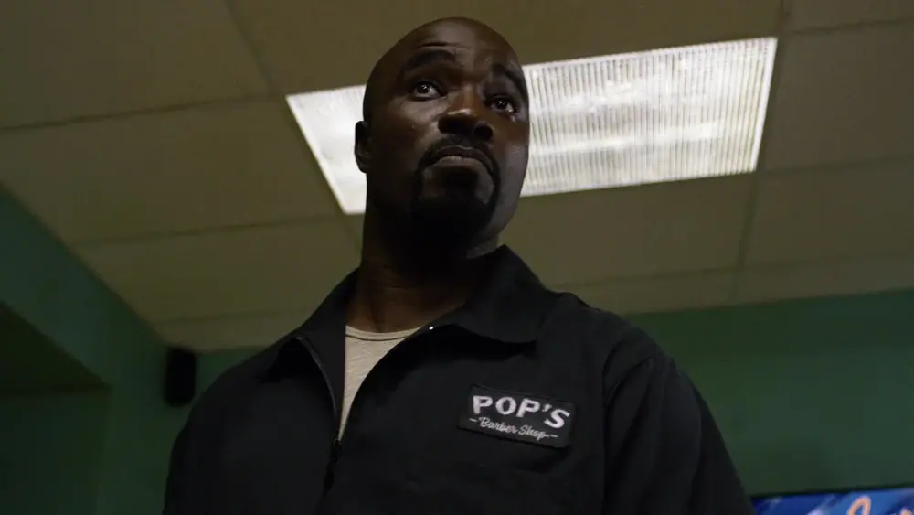 Lc luke cage nettoie le sol chez pop coiffure