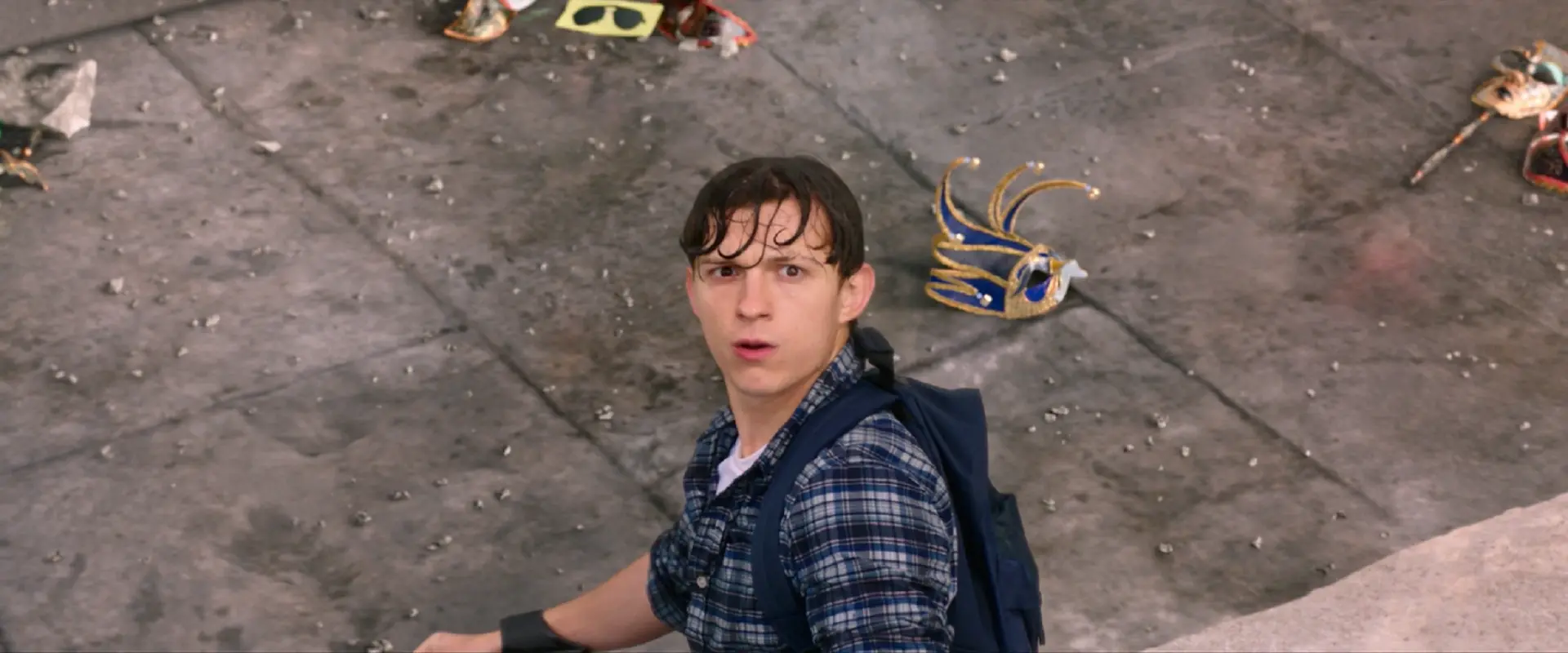 Smffh parker assiste a l arrivee soudaine de mysterio