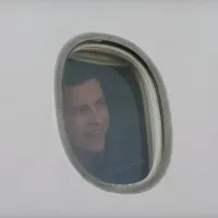 Smffh parker embarque dans l avion vers l europe