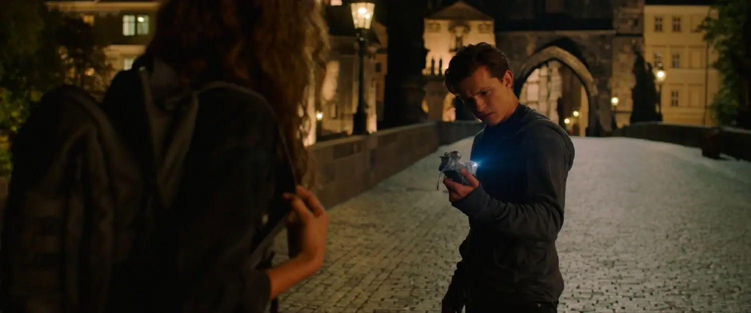 Smffh parker examine attentivement le projecteur