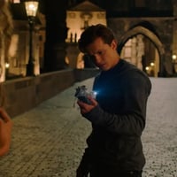 Smffh parker examine attentivement le projecteur