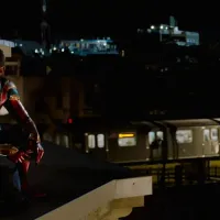 Smffh parker observe tristement un hommage a iron man