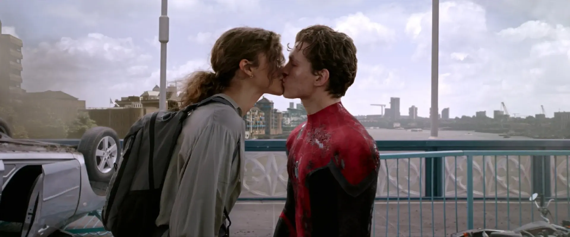 Smffh peter et mj s embrassent