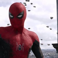Smffh spider man encercle par drones