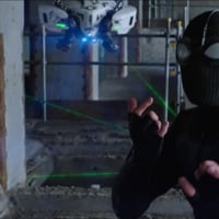 Smffh spider man entoure par drones