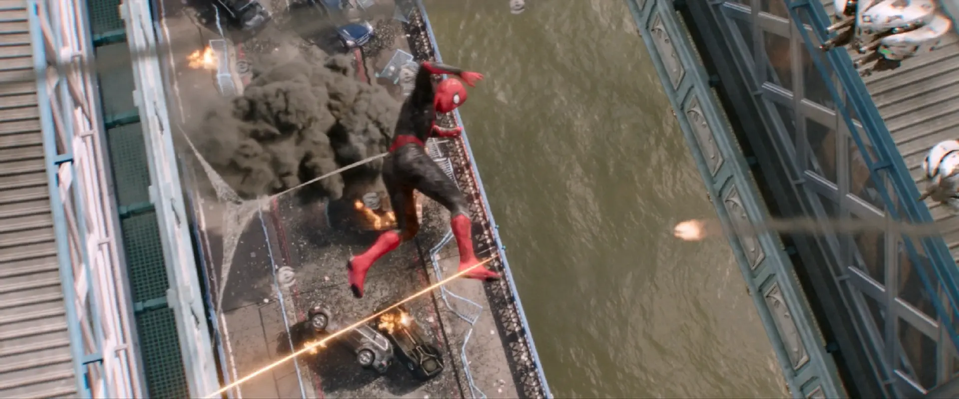 Smffh spider man esquive les tirs des drones