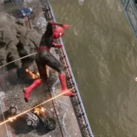 Smffh spider man esquive les tirs des drones
