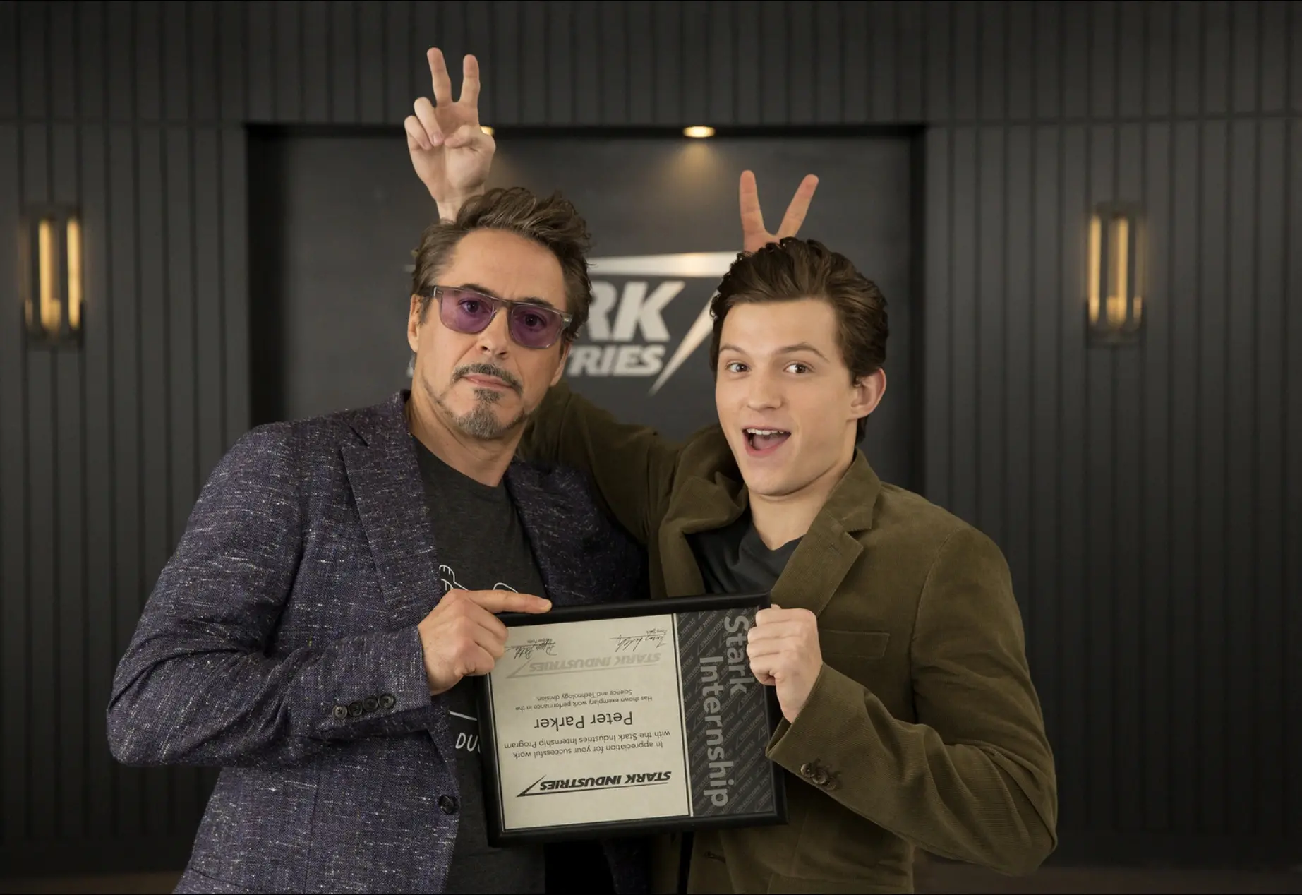 Smh parker prend une photo avec tony stark