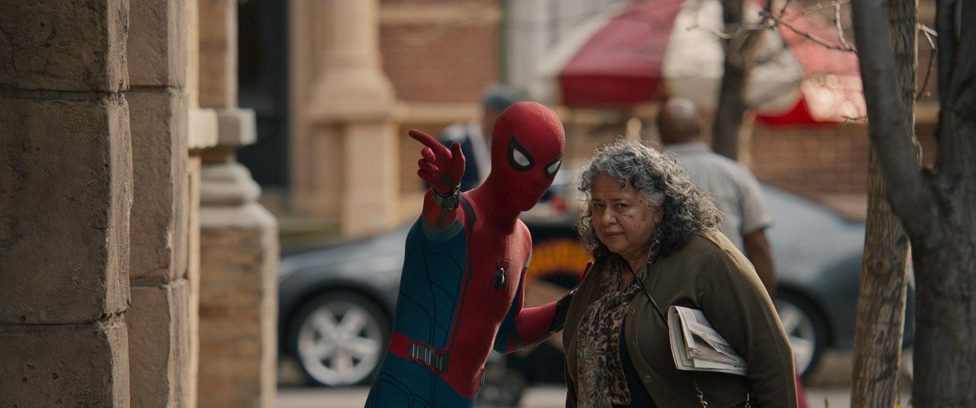 Smh spider man aide une vieille dame a se guider