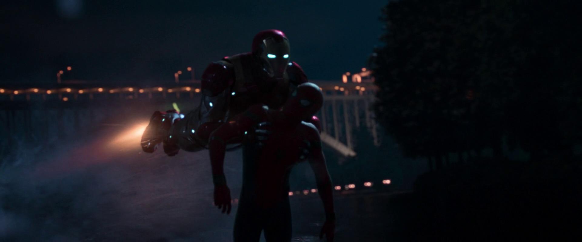Smh spider man est sauve par iron man