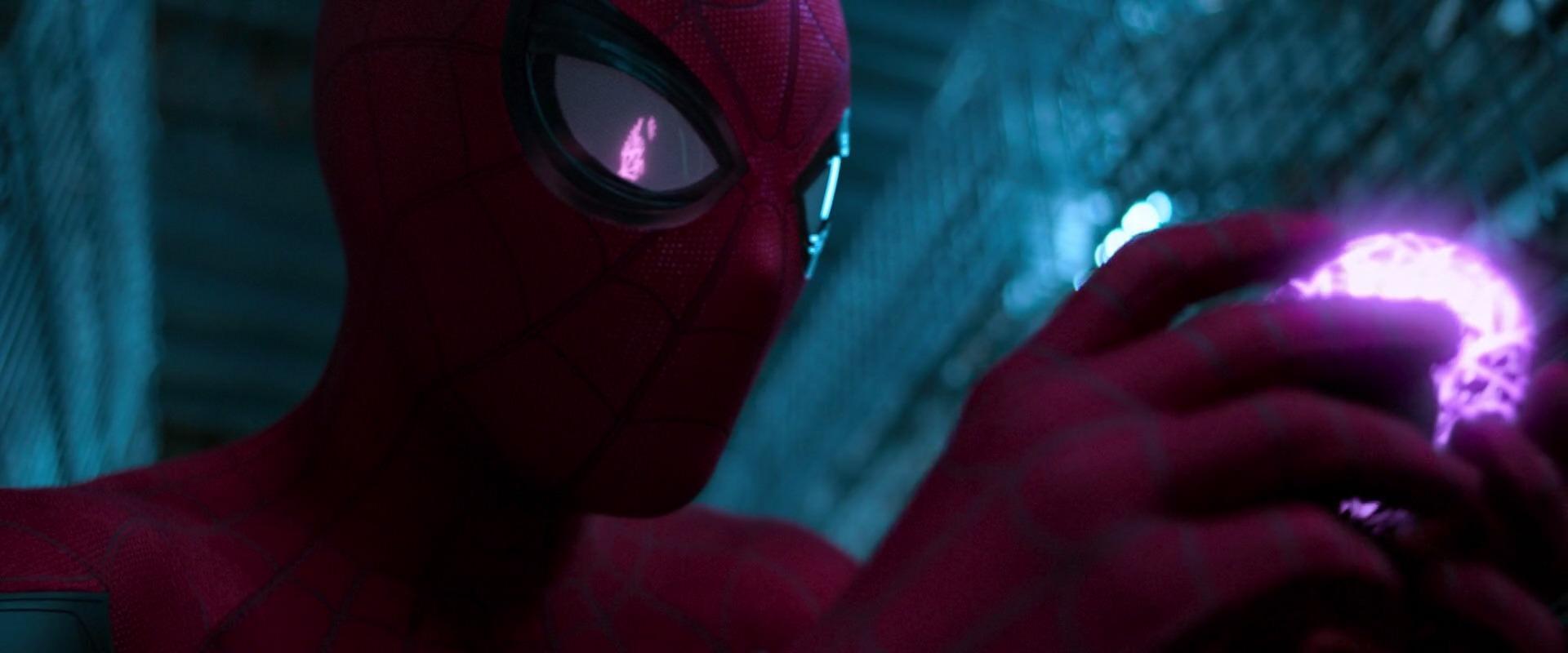 Smh spider man fouille dans les technologies