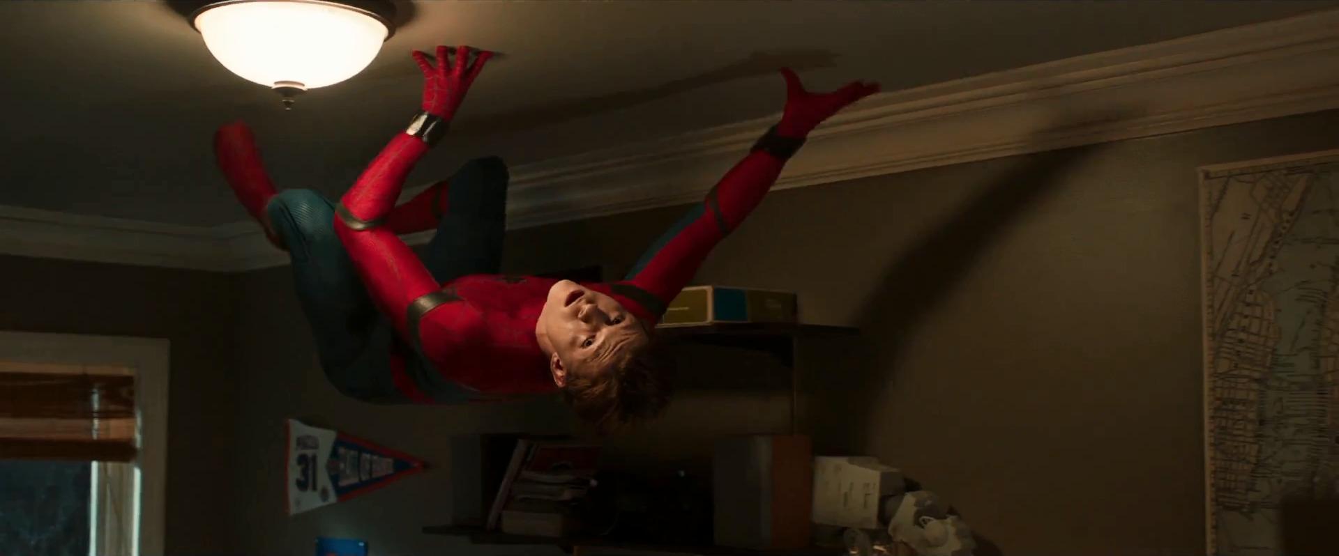 Smh spider man se faufille discretement dans sa chambre