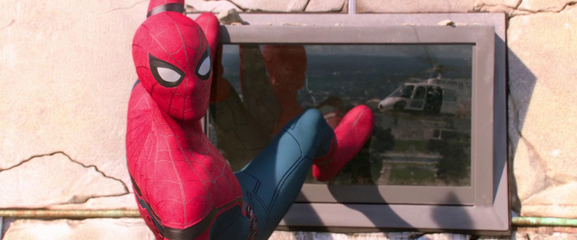 Smh spider man tente d entrer dans l edifice