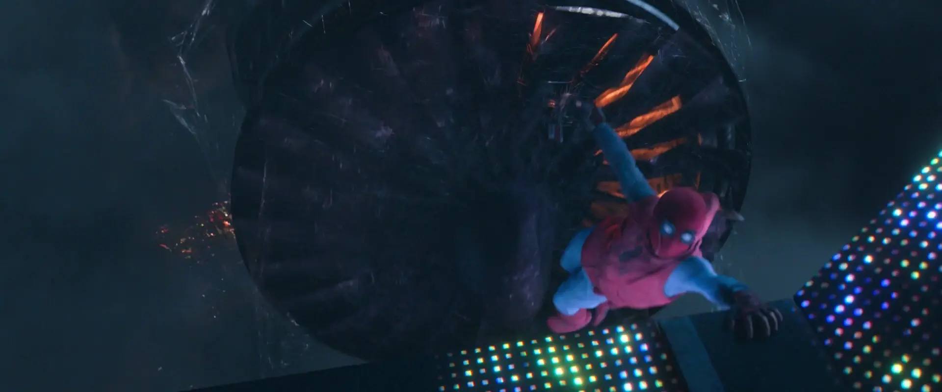 Smh spider man tombe presque dans la turbine de l avion