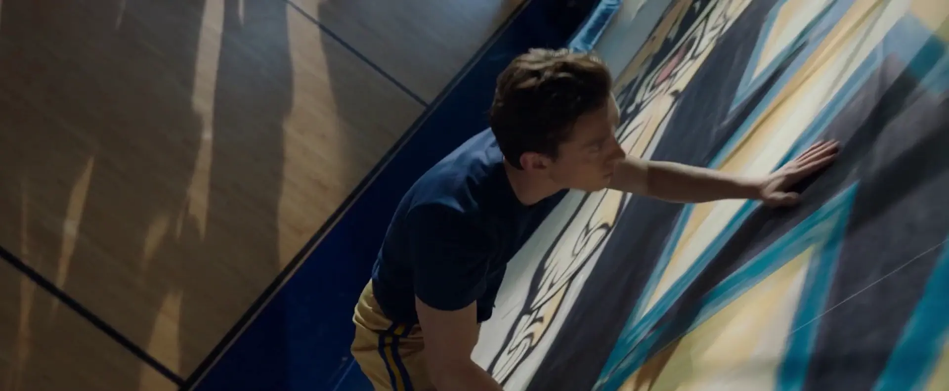 Smnwh parker grimpe aux murs du gymnase