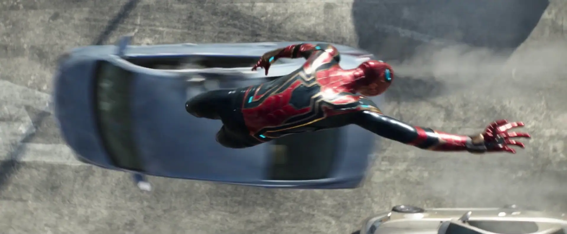 Smnwh spider man esquive une voiture lancee contre lui