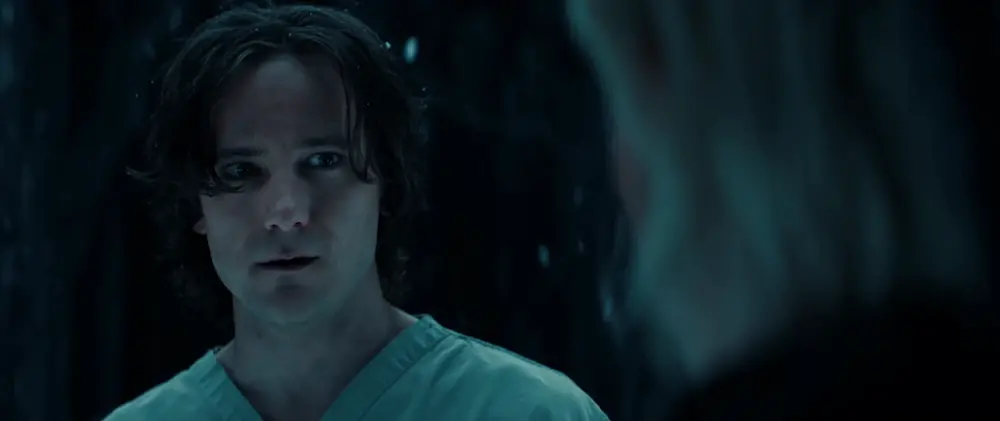 Thunderbolts reynolds observe yelena belova tuer une fille